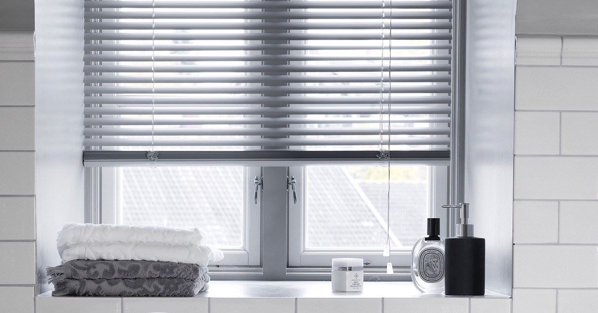 Aurinko- ja nakosuojat kylpyhuoneeseen ja eteiseen