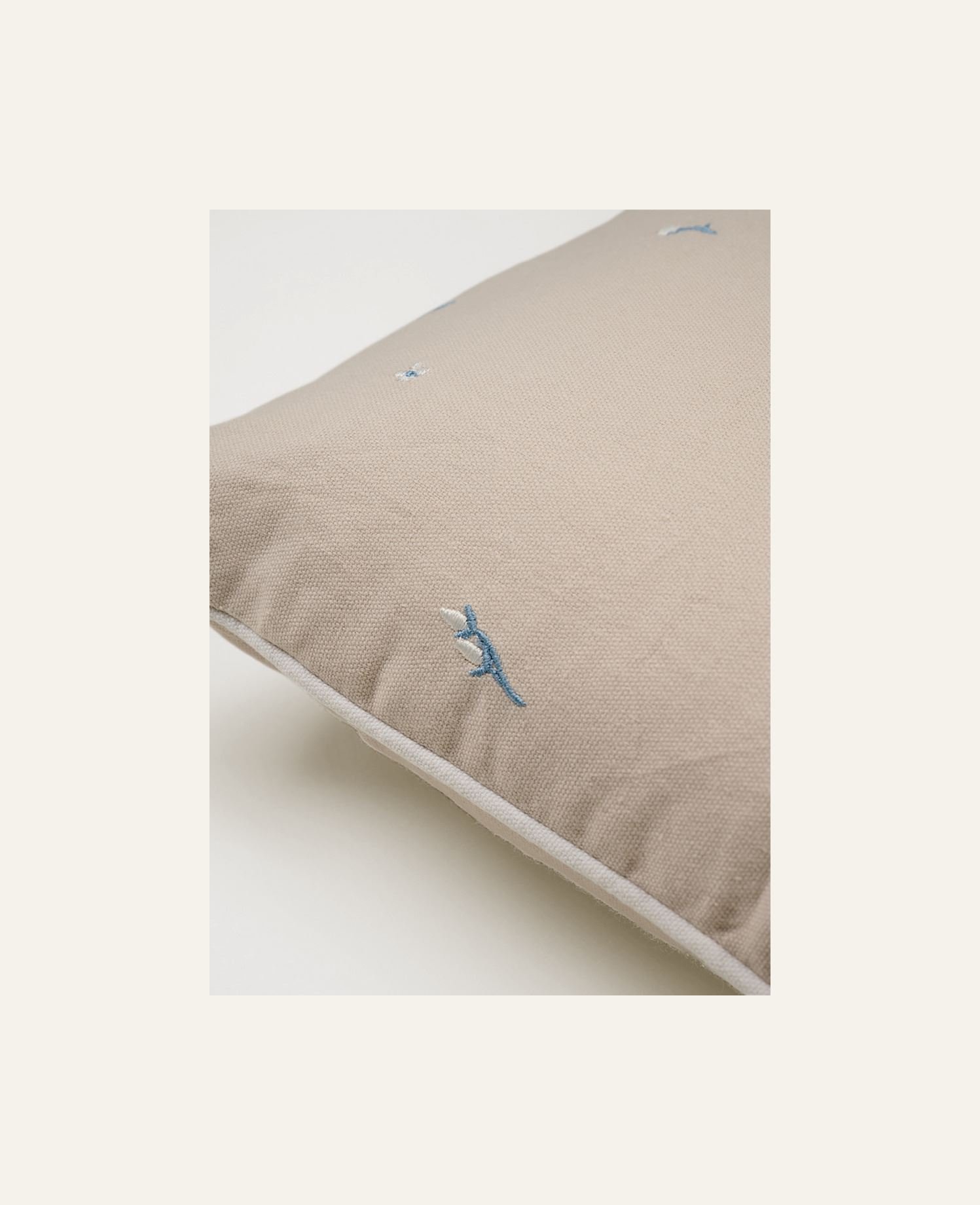 Koristetyyny beige - 2