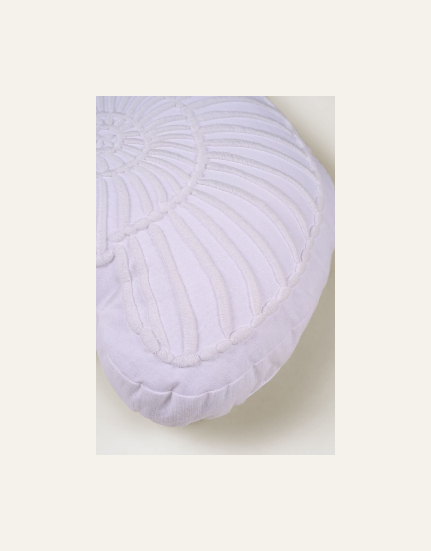 Koristetyyny valkoinen - 2