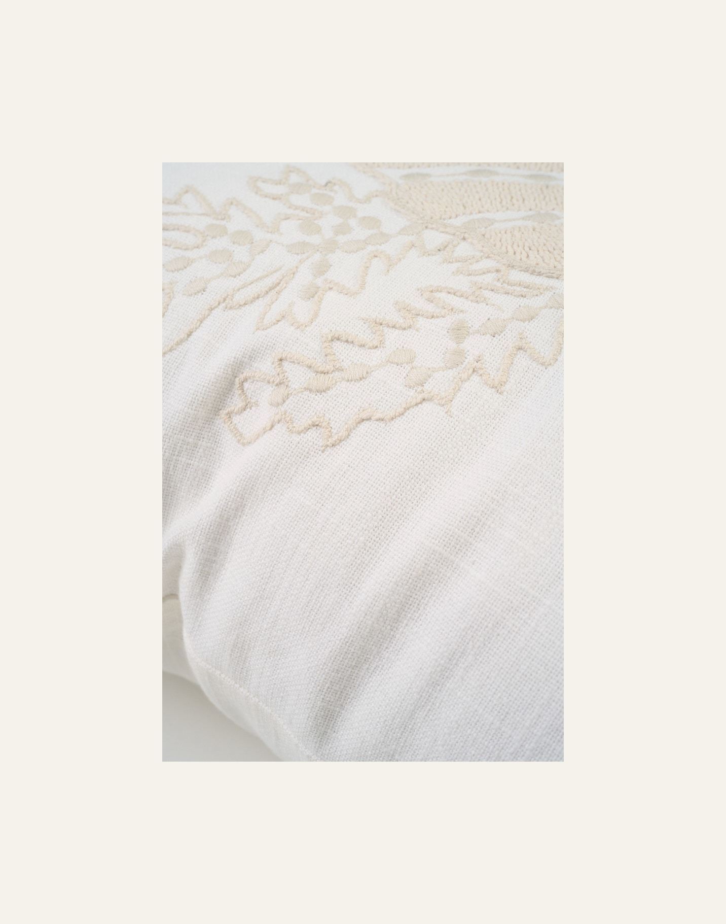 Koristetyyny valkoinen - 2