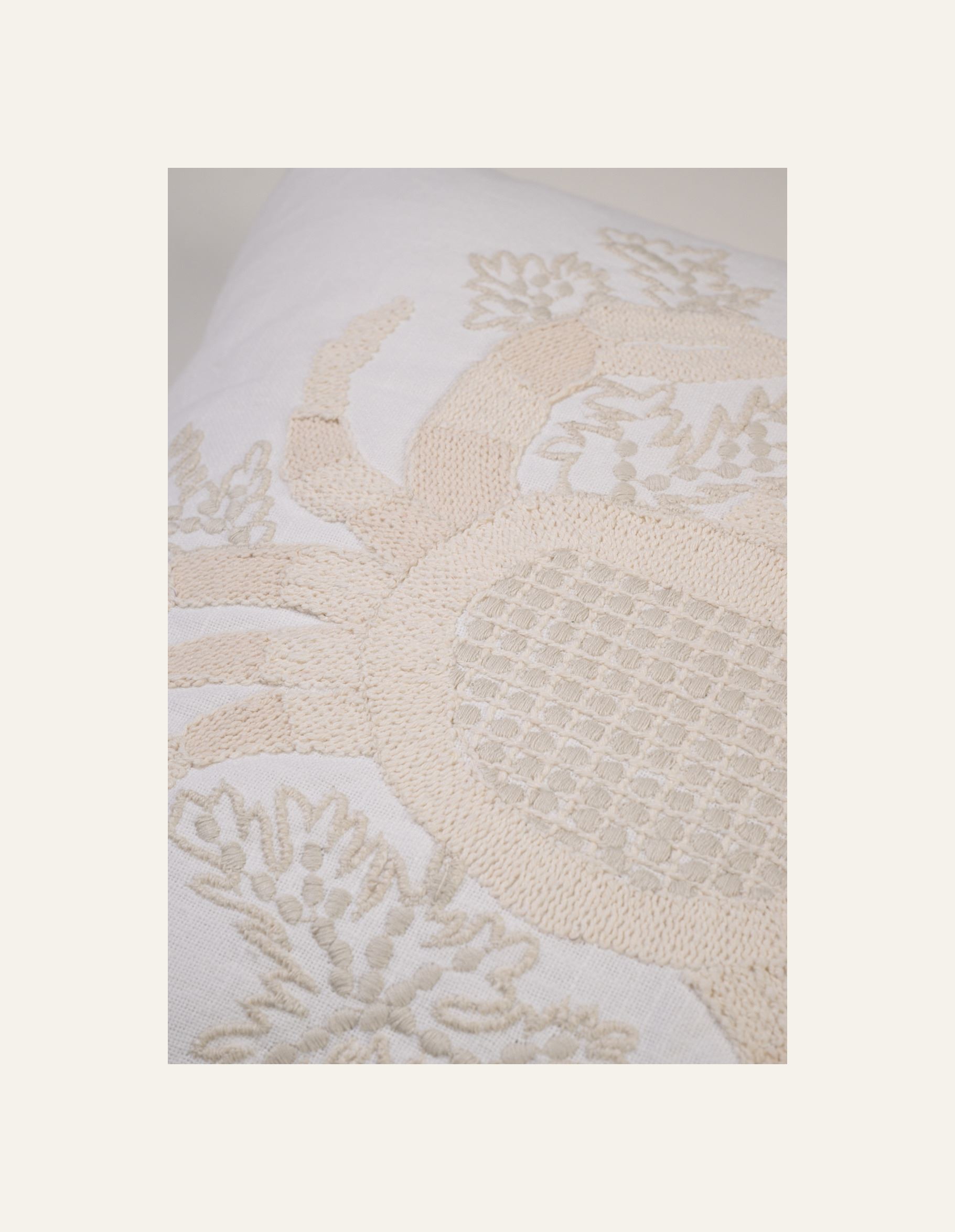 Koristetyyny valkoinen - 2