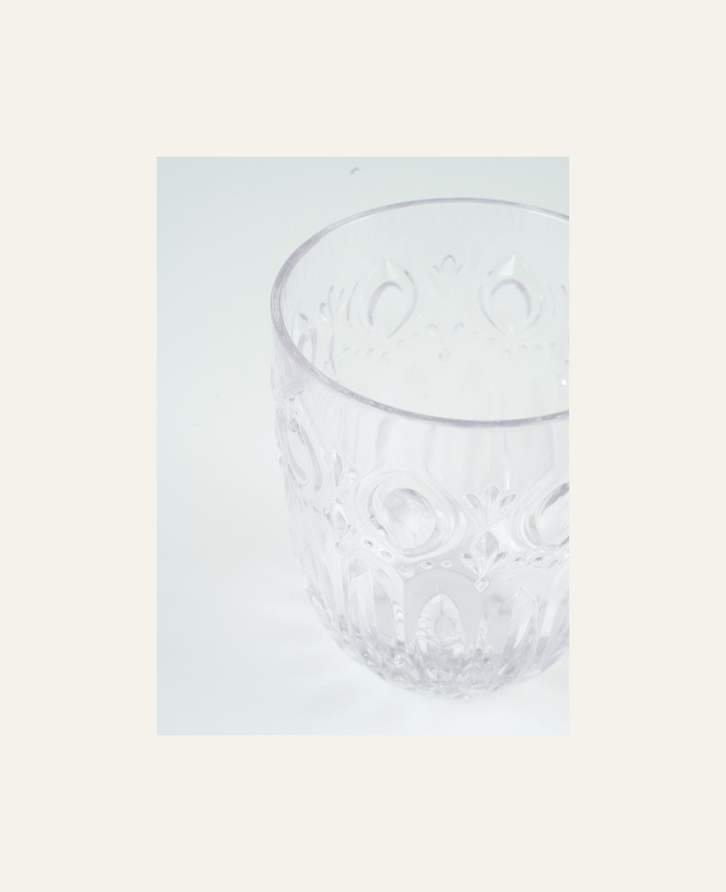 Lasi läpikuultava - 2