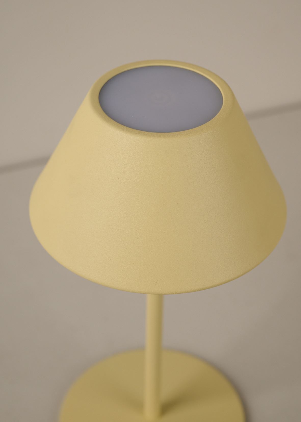 Ladattava pöytävalaisin vaaleankeltainen - 4
