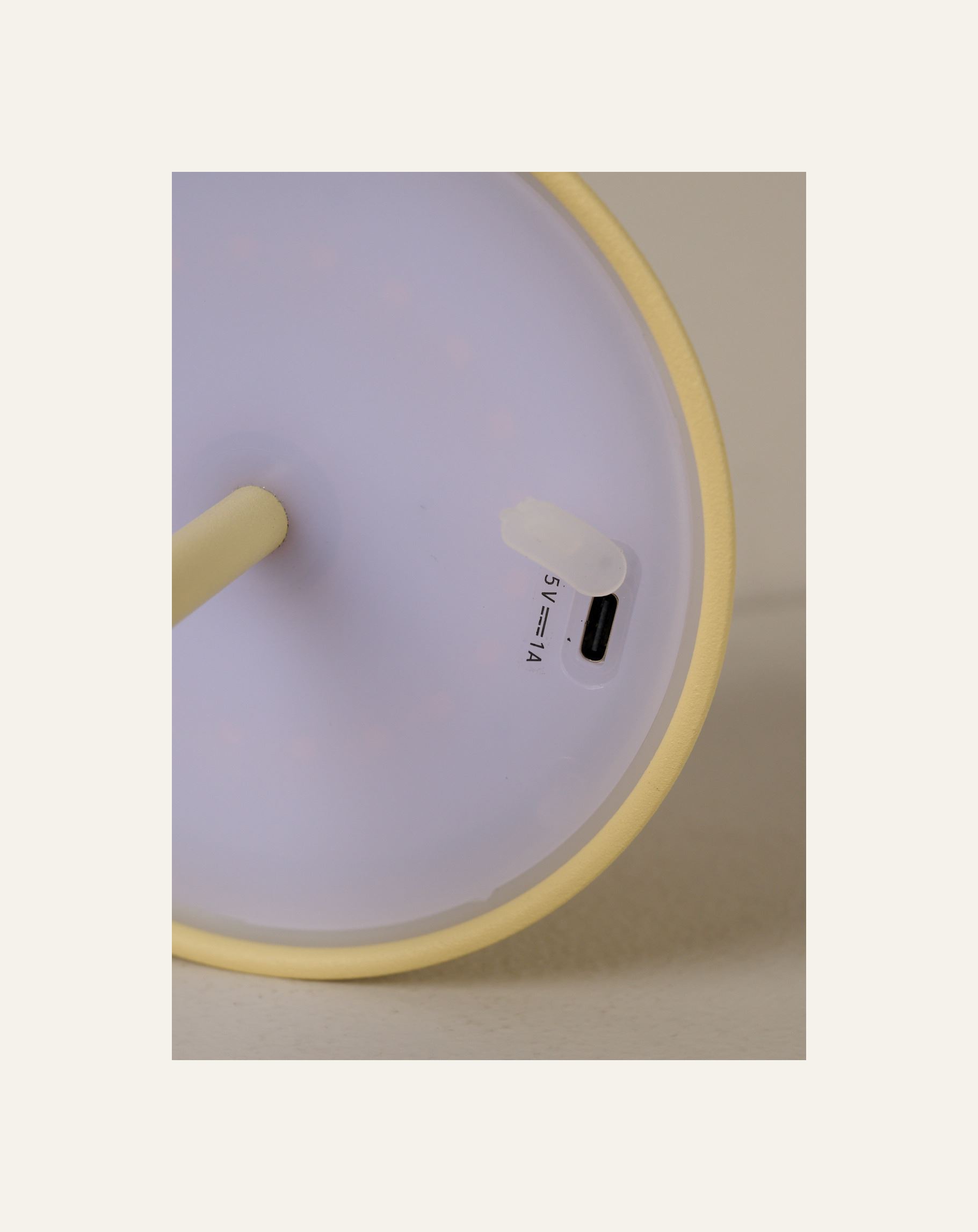 Ladattava pöytävalaisin vaaleankeltainen - 5