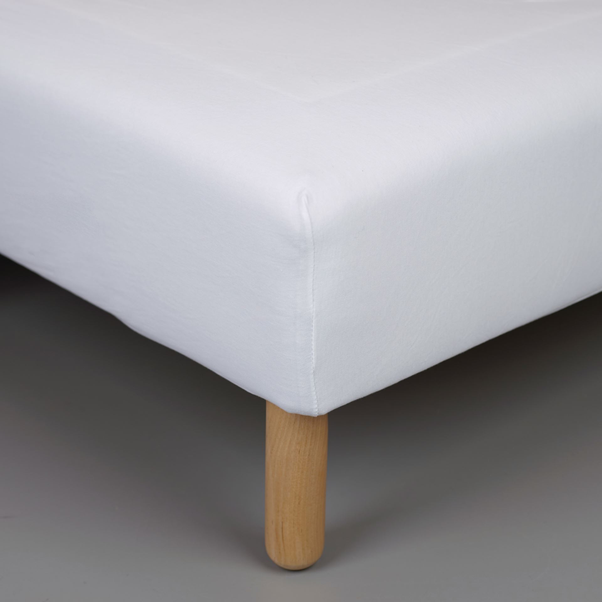 Muotoonommeltu aluslakana valkoinen - 2