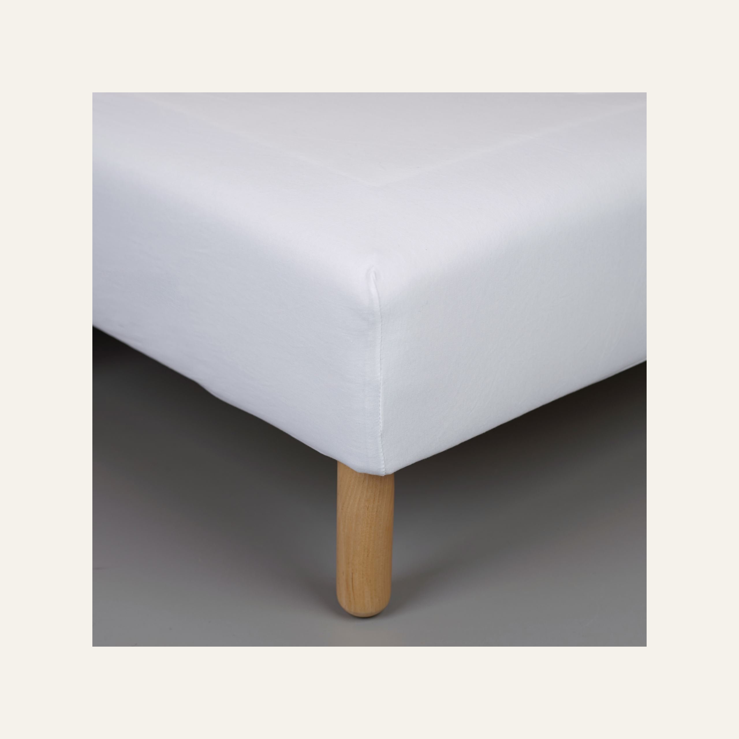 Muotoonommeltu aluslakana valkoinen - 2