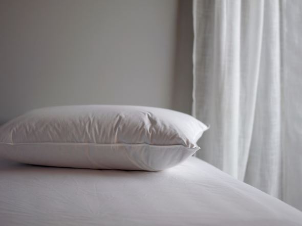 Keskikorkea untuvatyyny valkoinen - 4