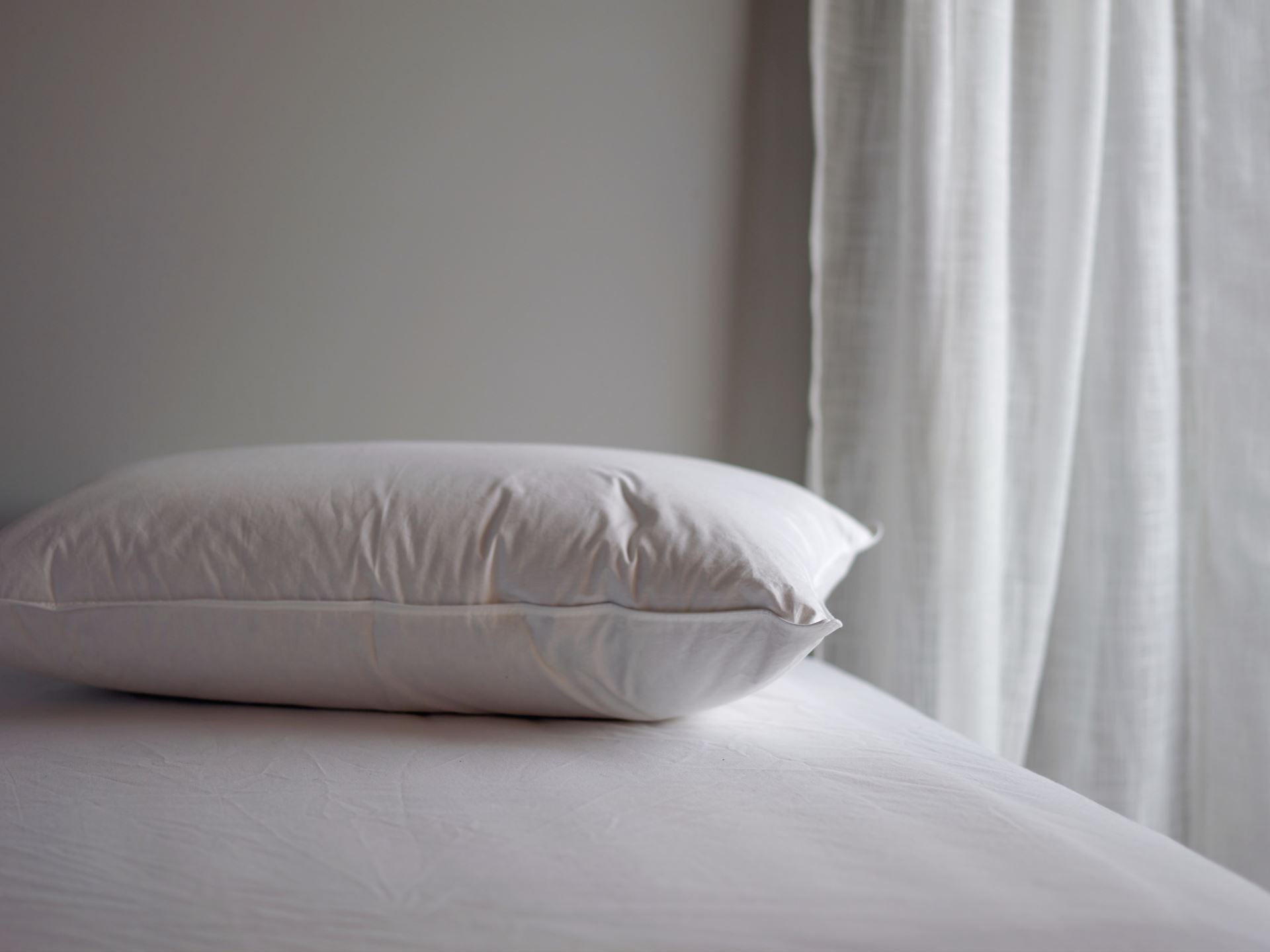 Keskikorkea untuvatyyny valkoinen - 4