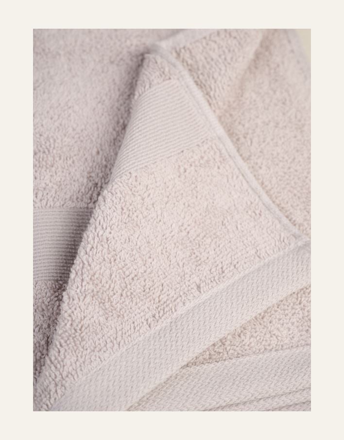 Pyyhe vaaleanharmaa - 2