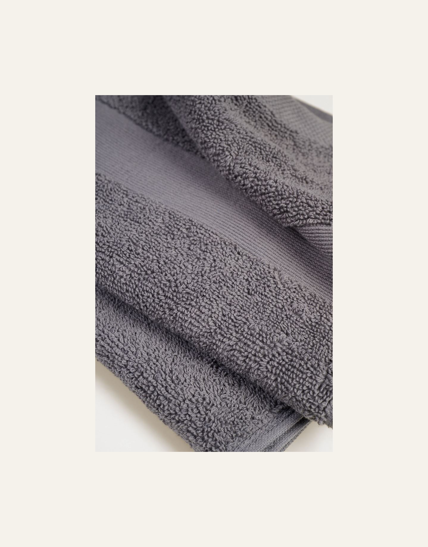 Pyyhe tummanharmaa - 3