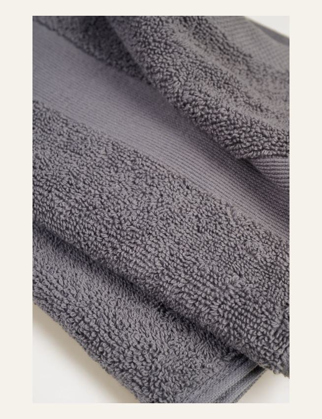 Pyyhe tummanharmaa - 3