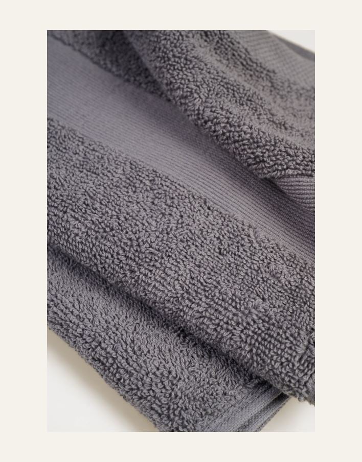 Pyyhe tummanharmaa - 3