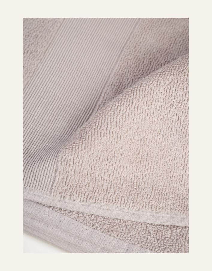 Pyyhe vaaleanharmaa - 4