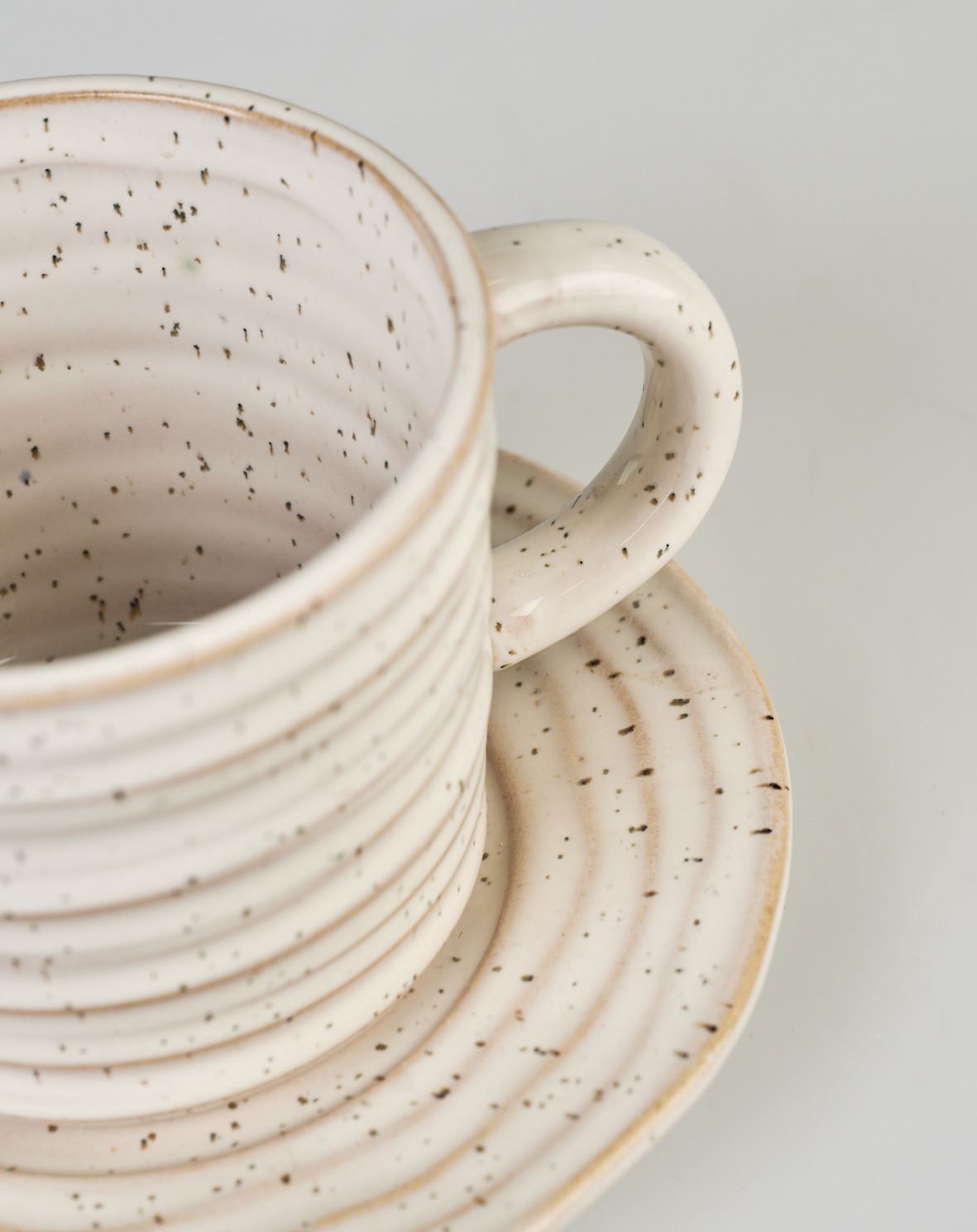 Kuppi aluslautasella vaalean beige - 4