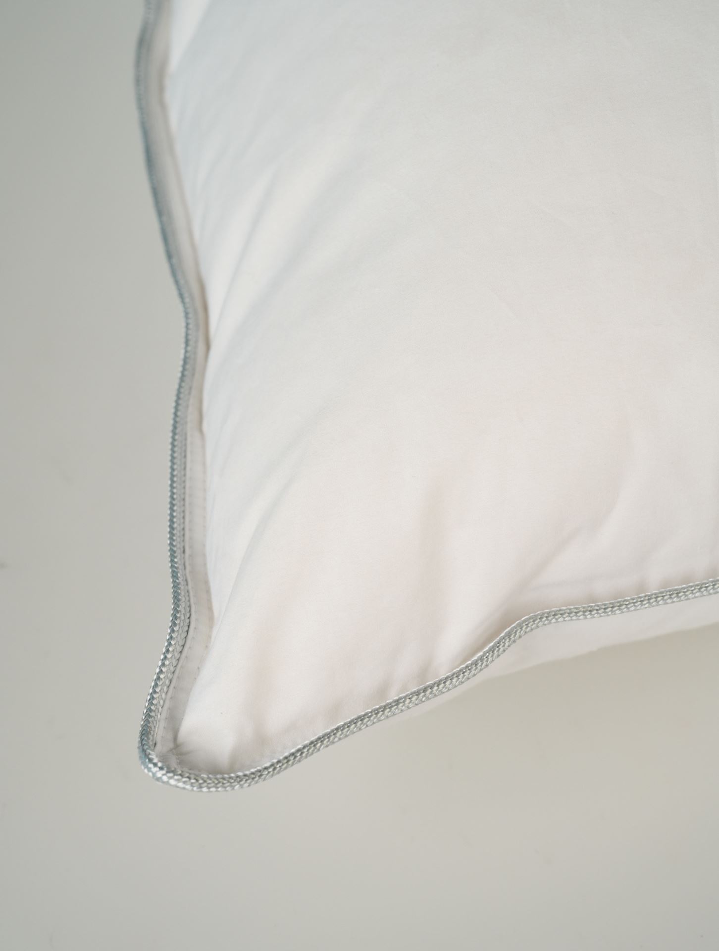 Keskikorkea untuvatyyny valkoinen - 3