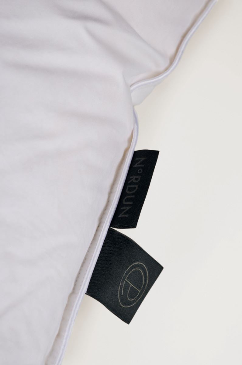 Keskikorkea untuvatyyny valkoinen - 6