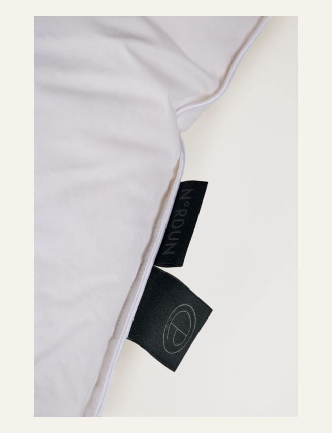 Keskikorkea untuvatyyny valkoinen - 6