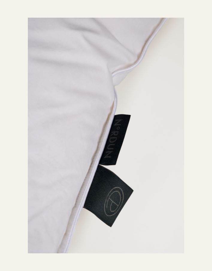 Keskikorkea untuvatyyny valkoinen - 6