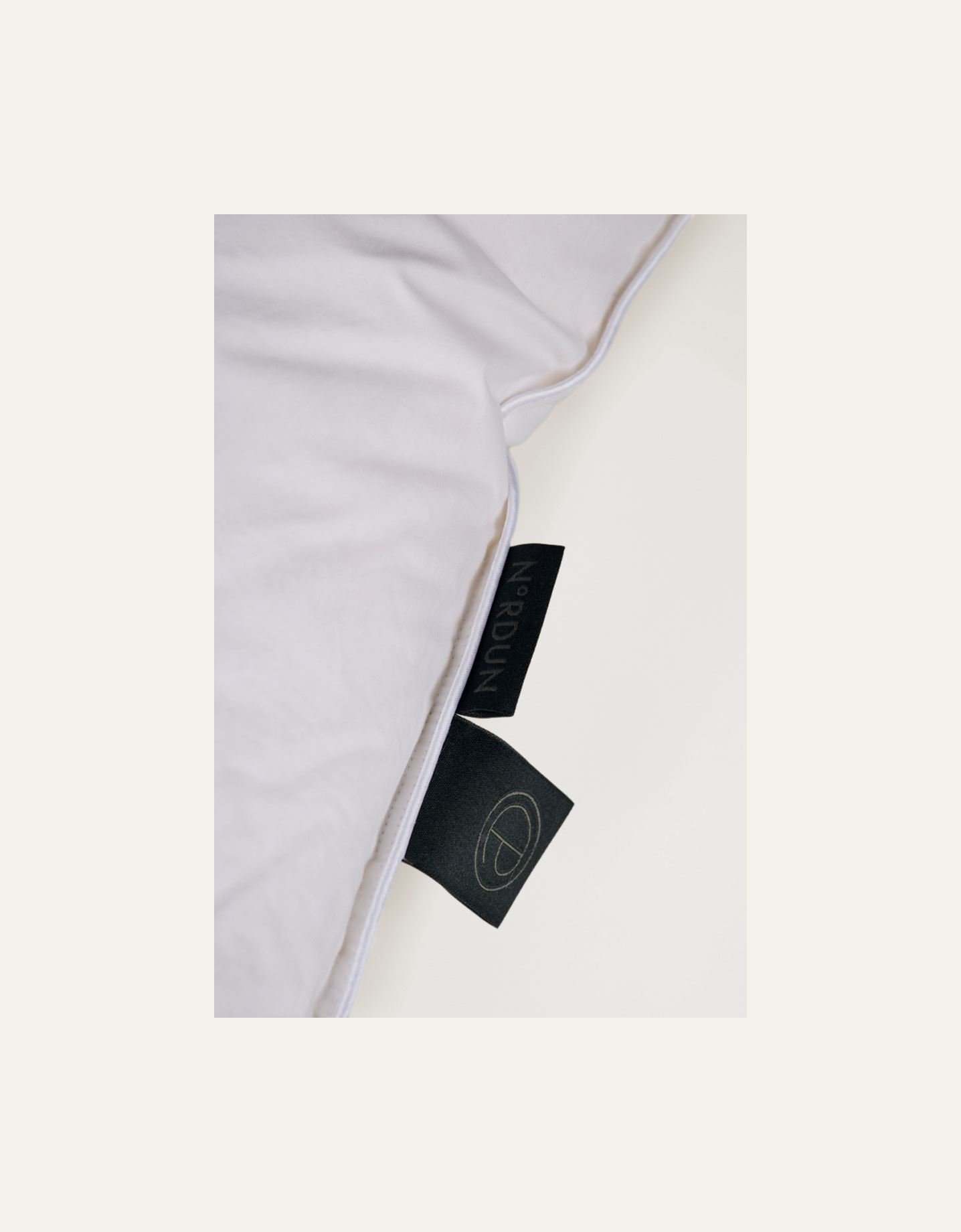 Keskikorkea untuvatyyny valkoinen - 6