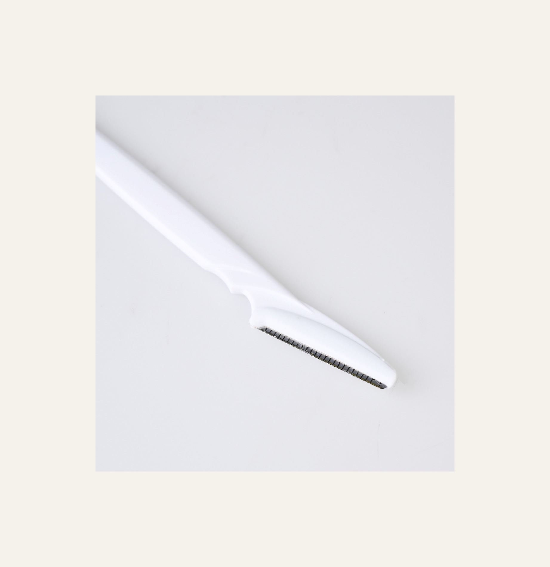 Kulmakarvaveitsi valkoinen - 2