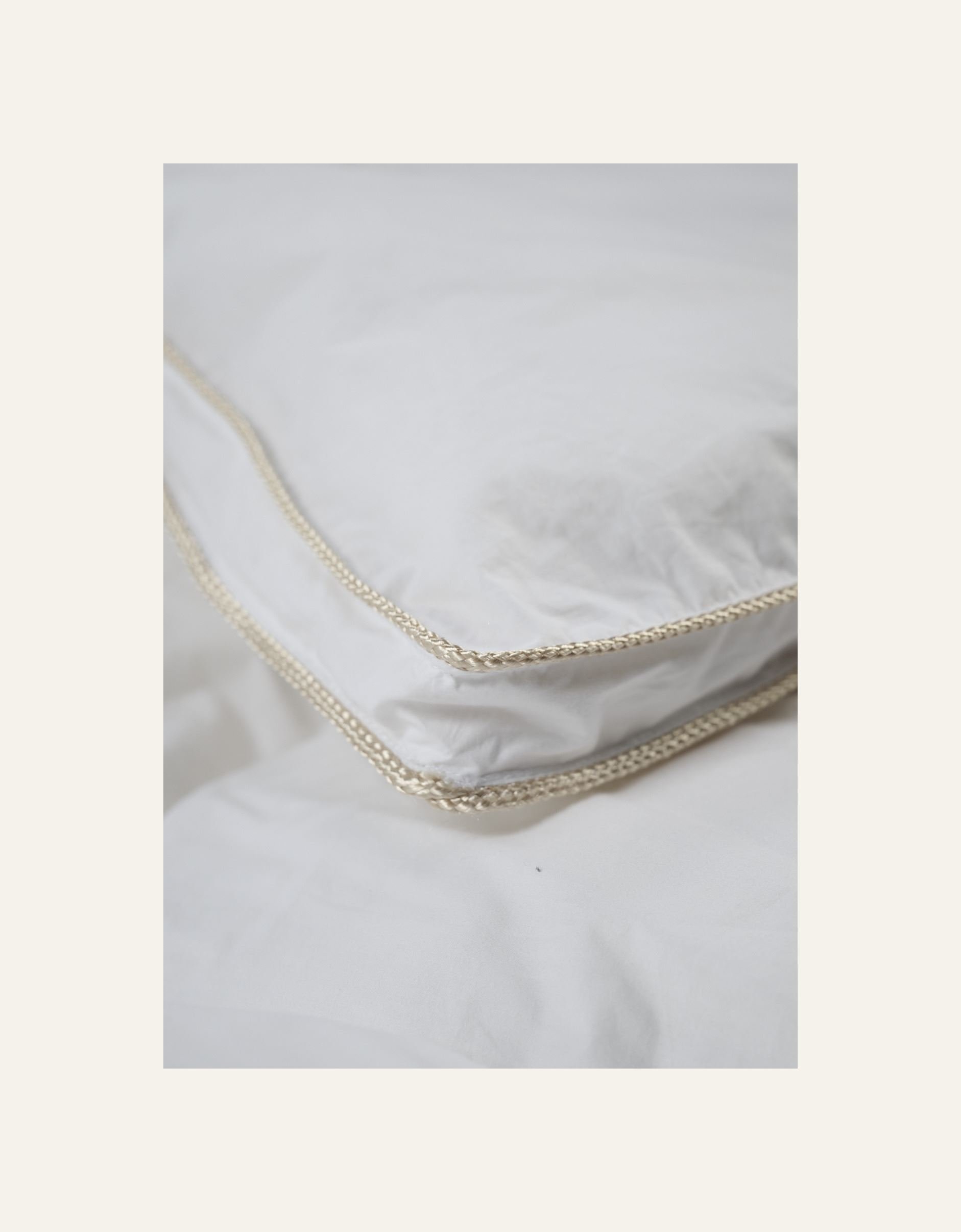 Keskilämmin untuvapeitto valkoinen - 3