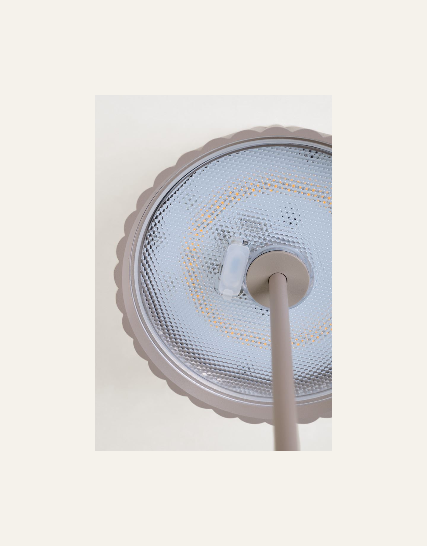 Ladattava pöytävalaisin harmaanruskea - 2