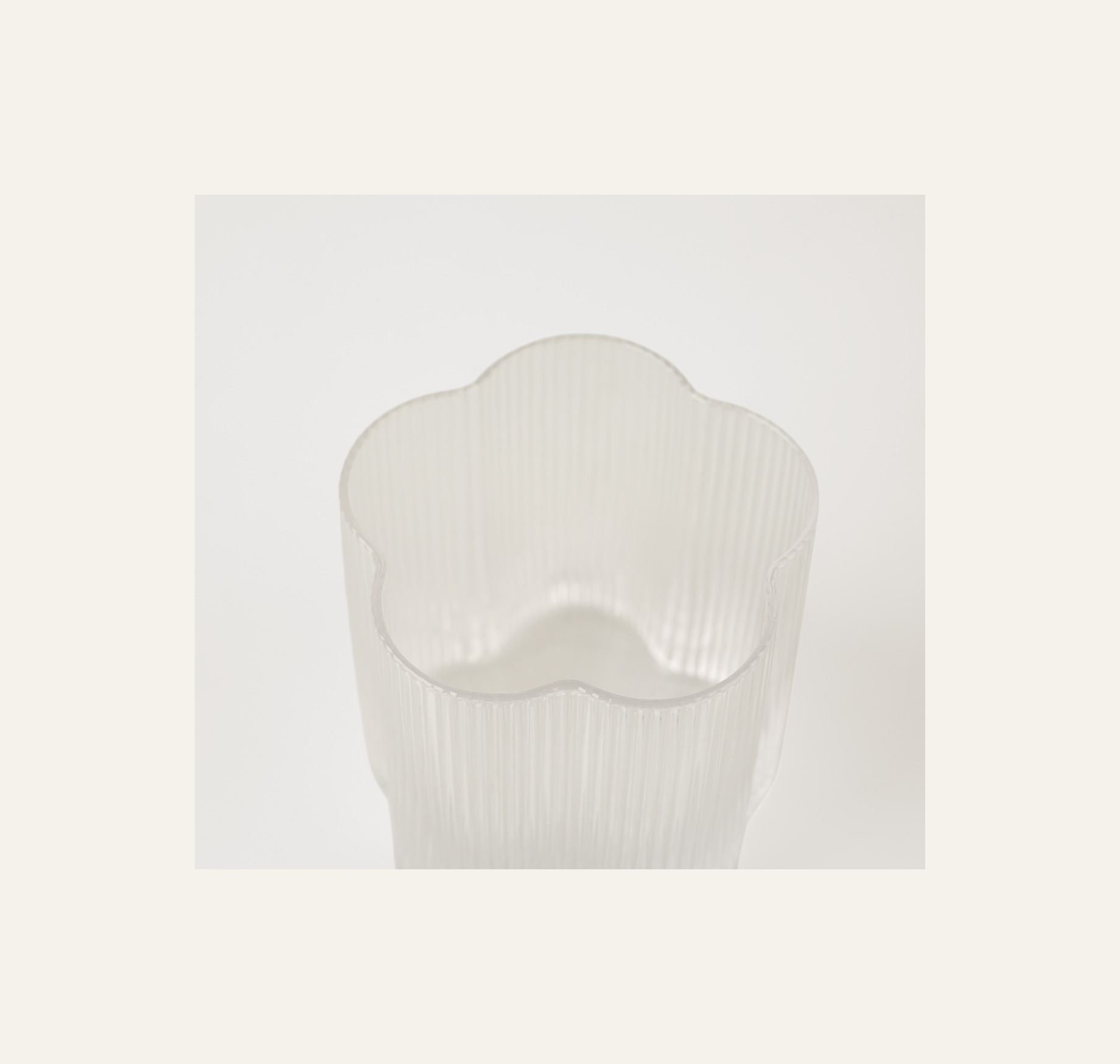 Vesilasi läpikuultava - 2