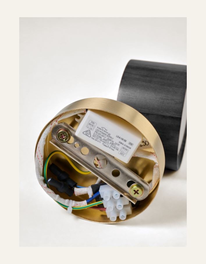 Seinälamppu musta - 4