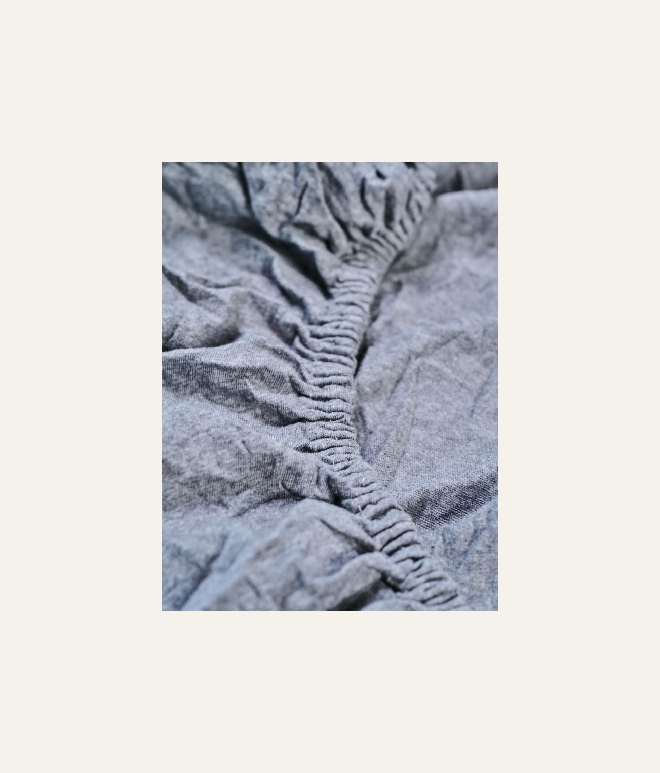 Muotoonommeltu aluslakana harmaa - 3