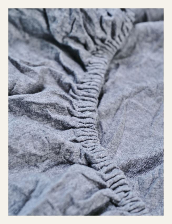 Muotoonommeltu aluslakana harmaa - 3