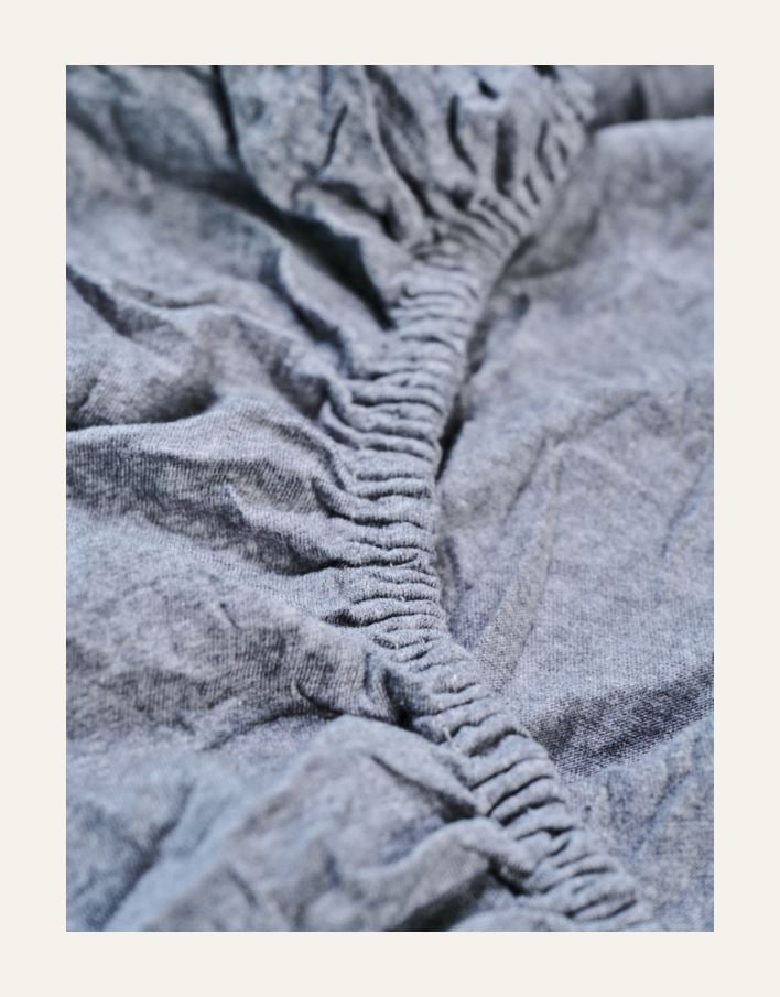 Muotoonommeltu aluslakana harmaa - 3