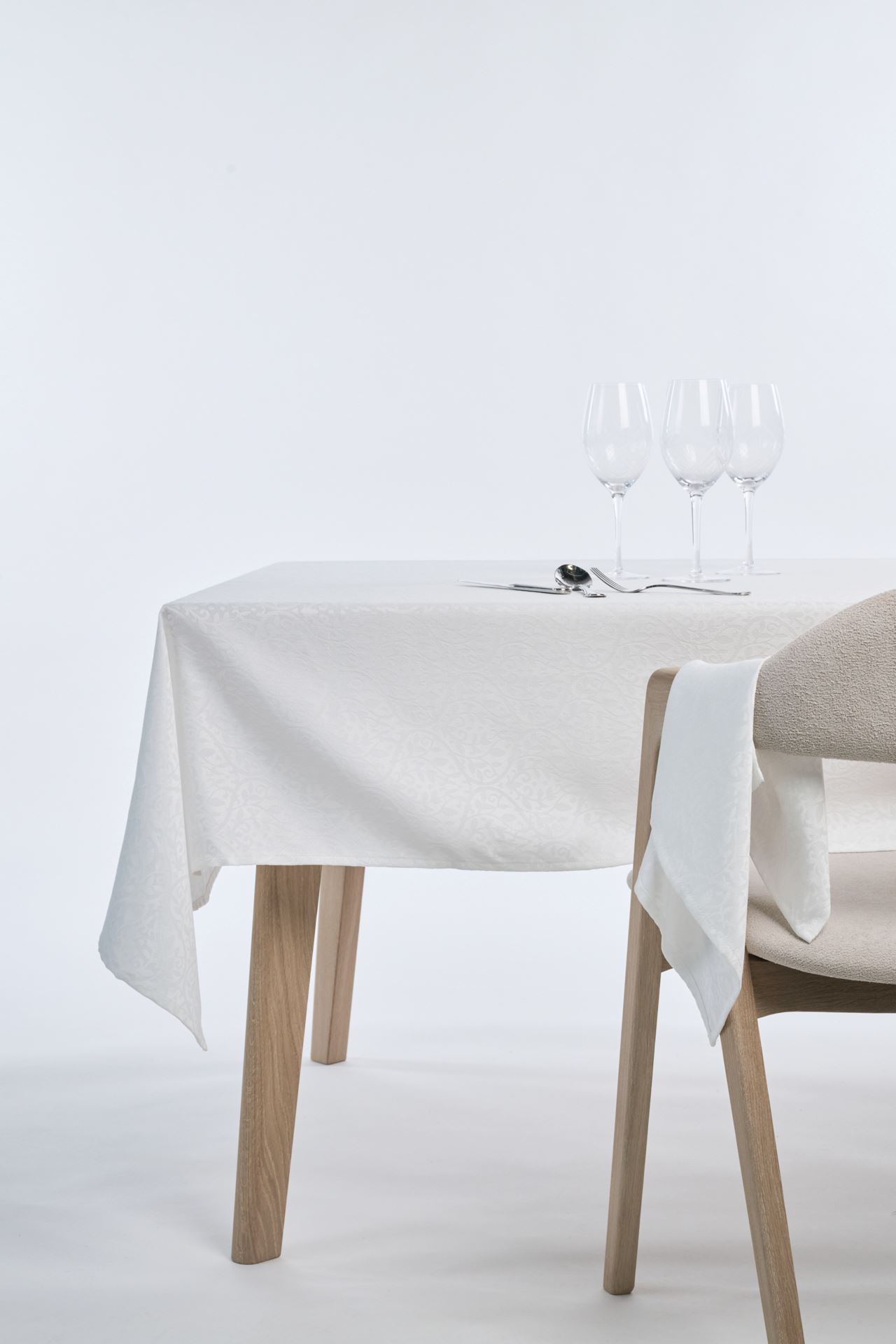 Jakardikudottu pöytäliina valkoinen - 140x250 cm valkoinen - 1