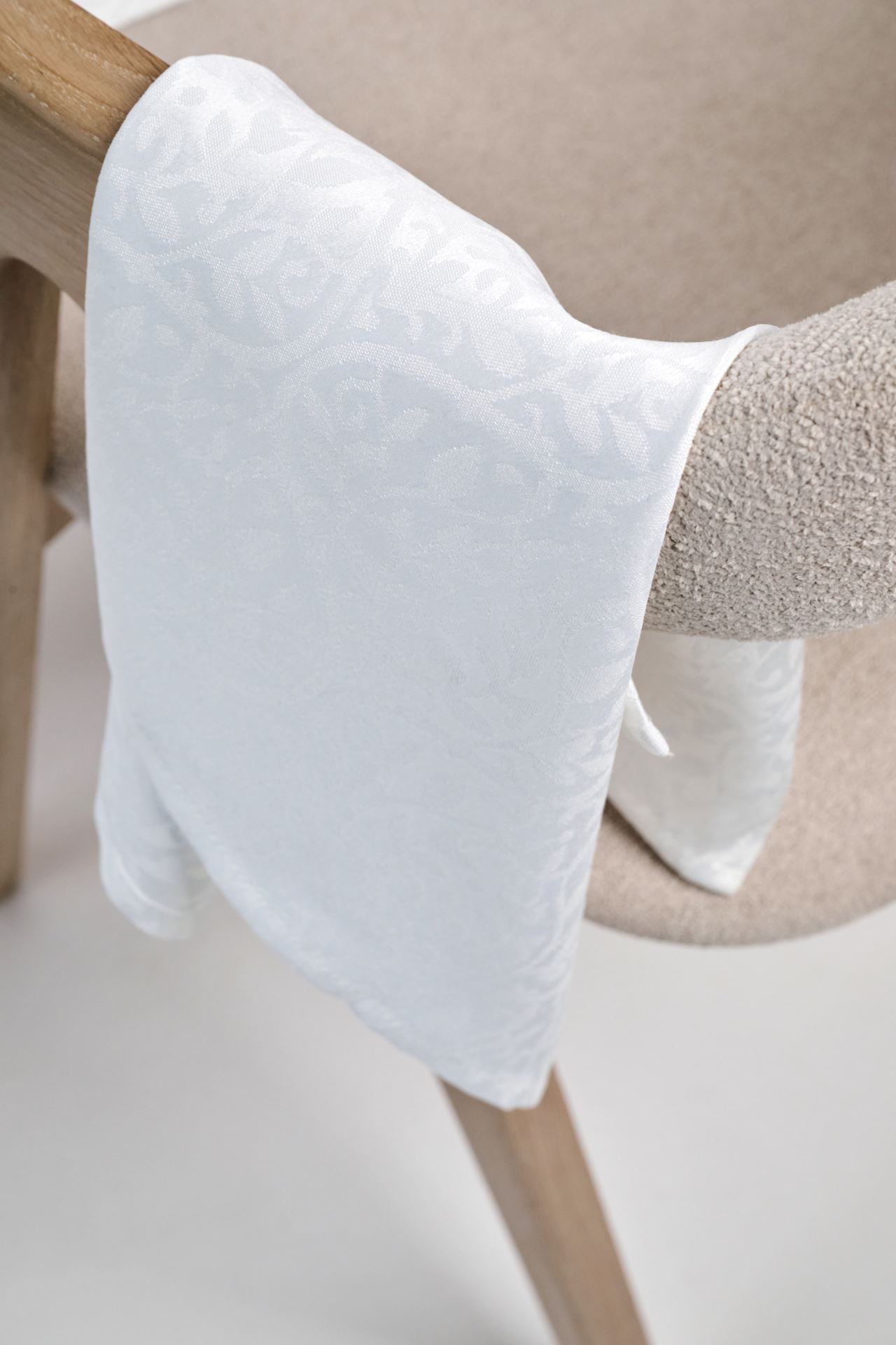 Jakardikudottu pöytäliina valkoinen - 3