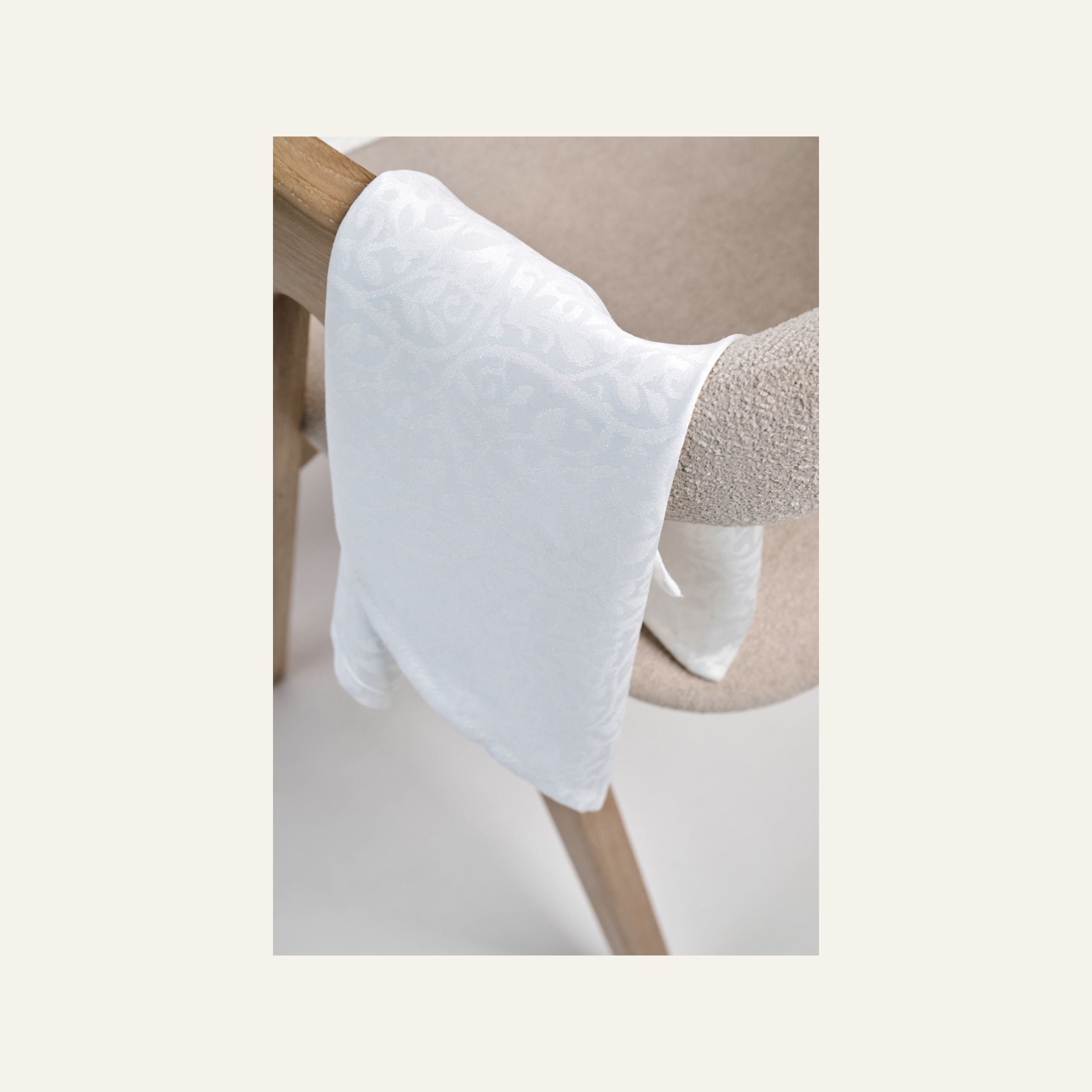 Jakardikudottu pöytäliina valkoinen - 3