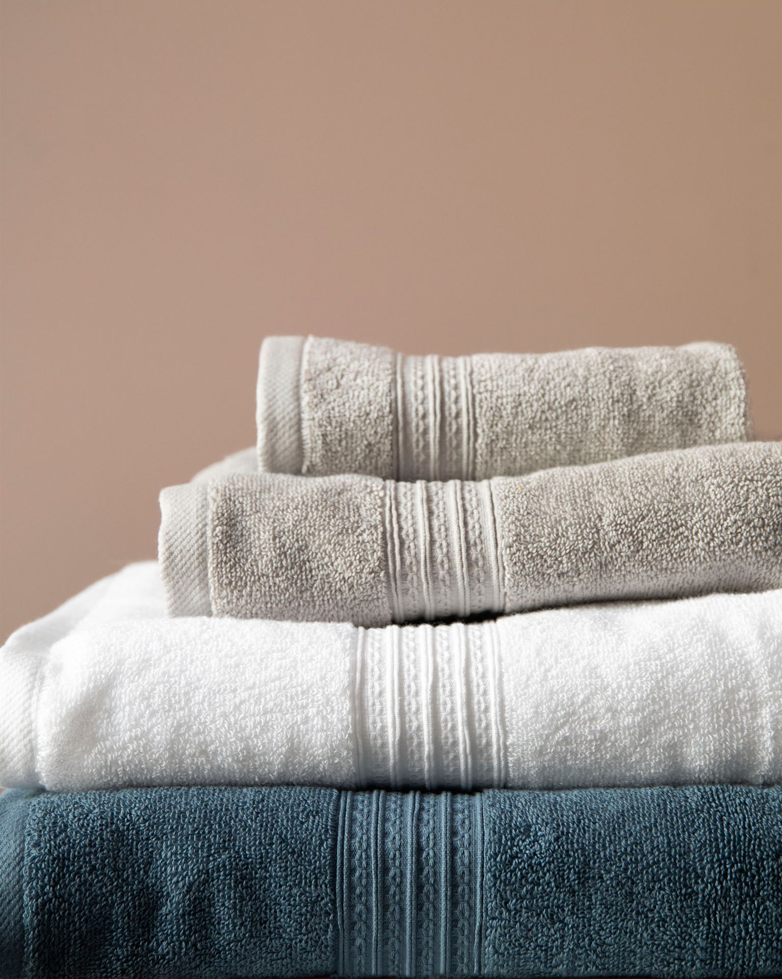 Pyyhe vaaleanharmaa - 3