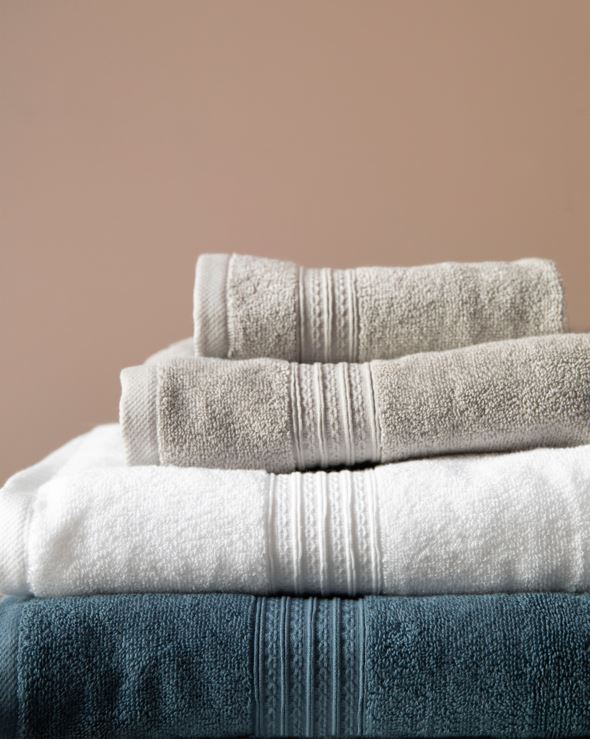 Pyyhe vaaleanharmaa - 3