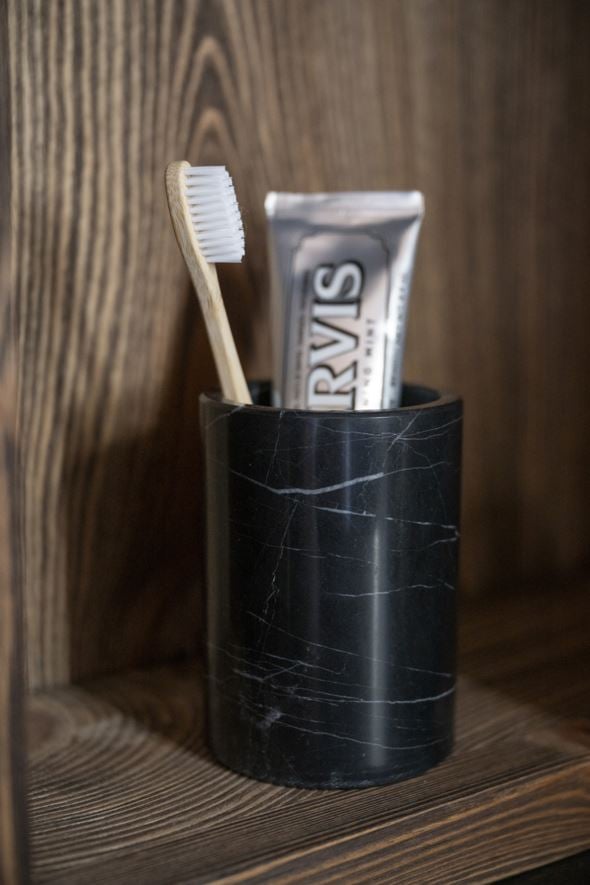 Hammasharjateline musta - 2