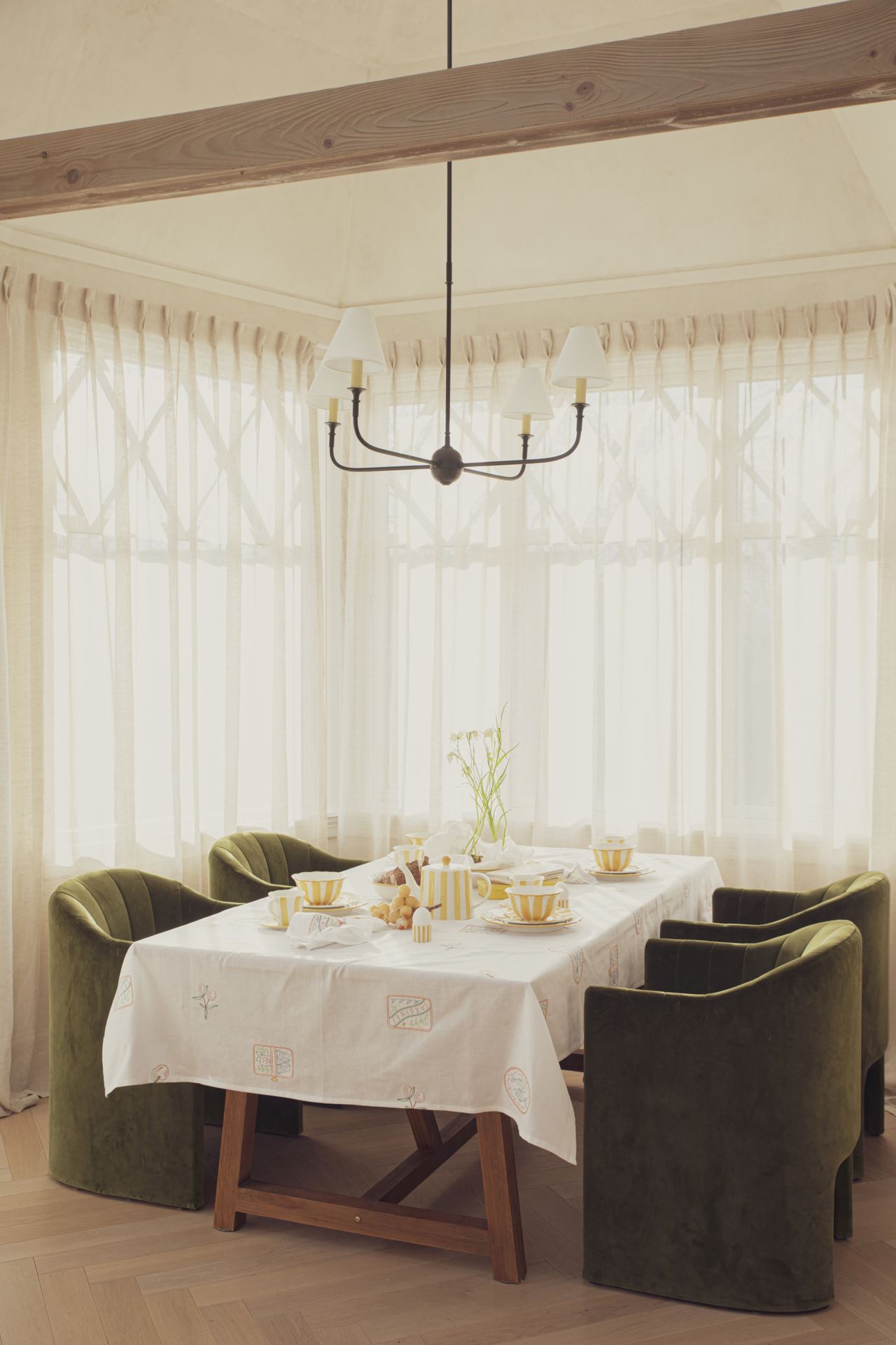 Pöytäliina valkoinen - 2