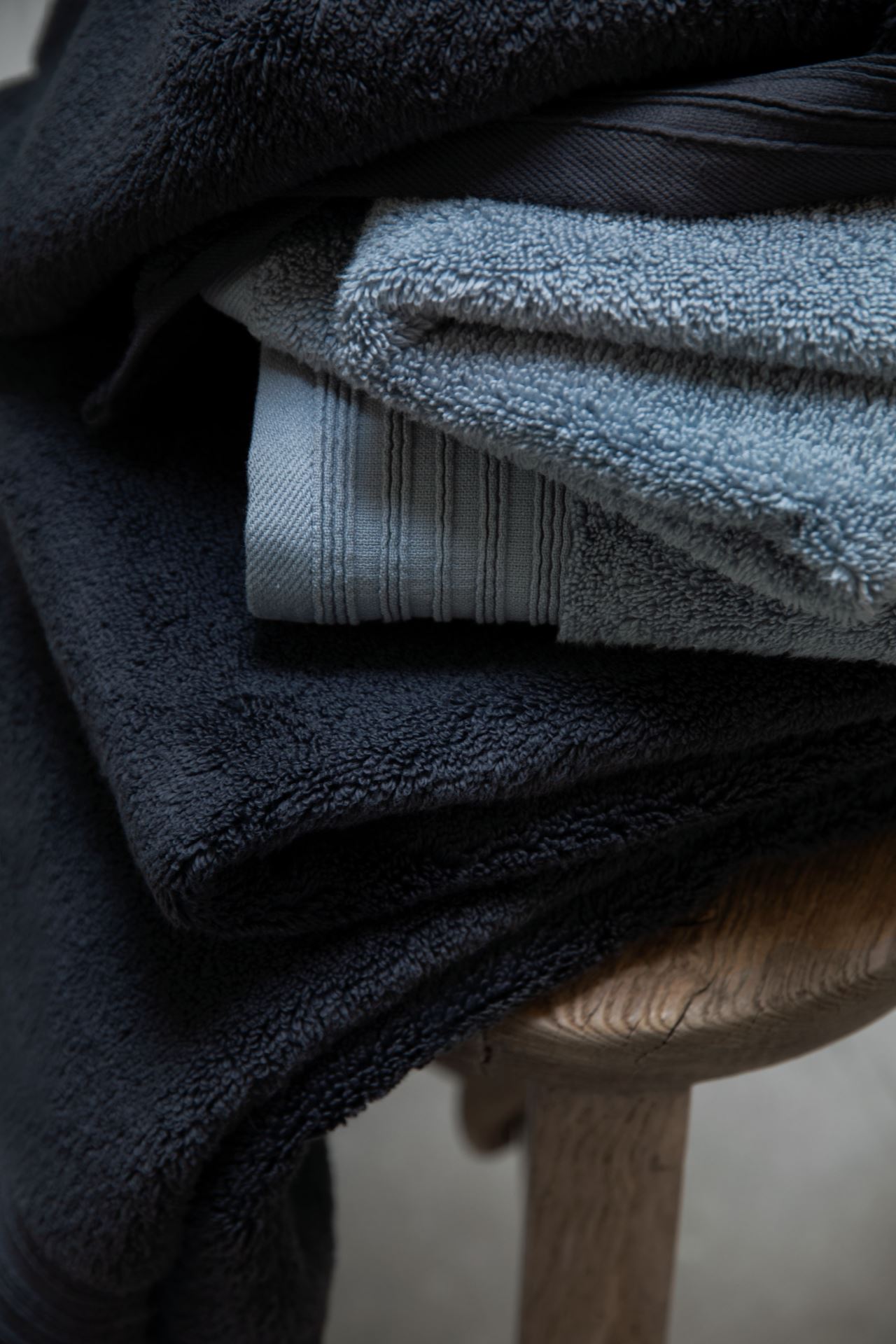 Pyyhe tummansininen - 2