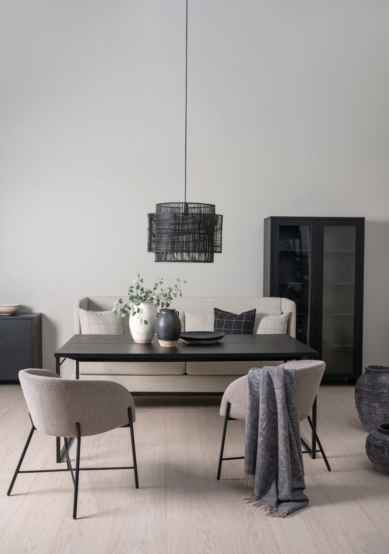 Ruokapöytä musta - 2