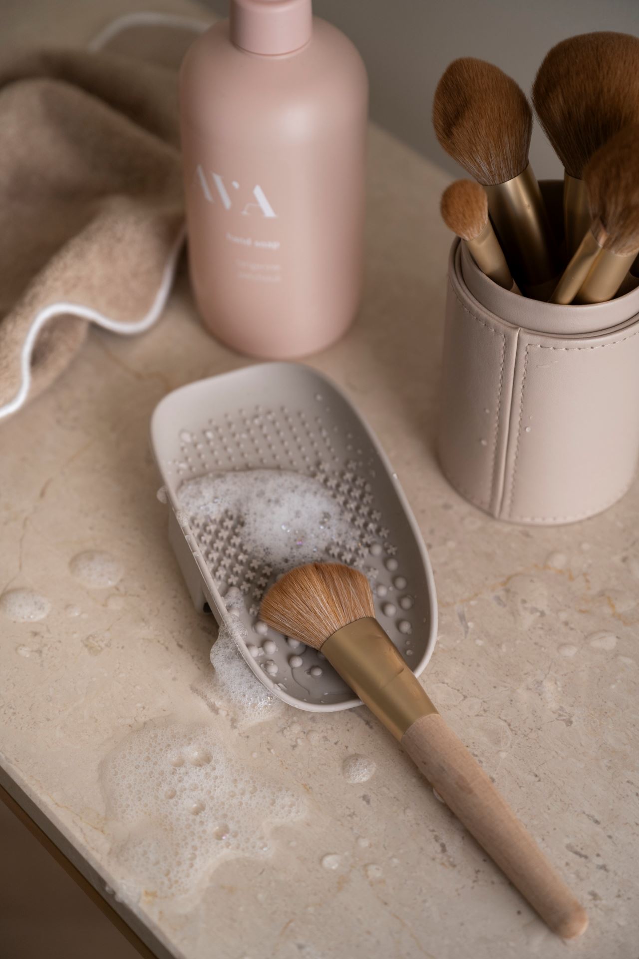 Meikkisiveltimen puhdistusalusta vaalean beige - 2