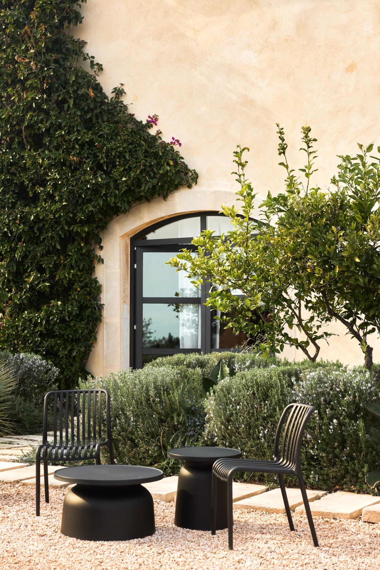 Puutarhapöytä musta - 2