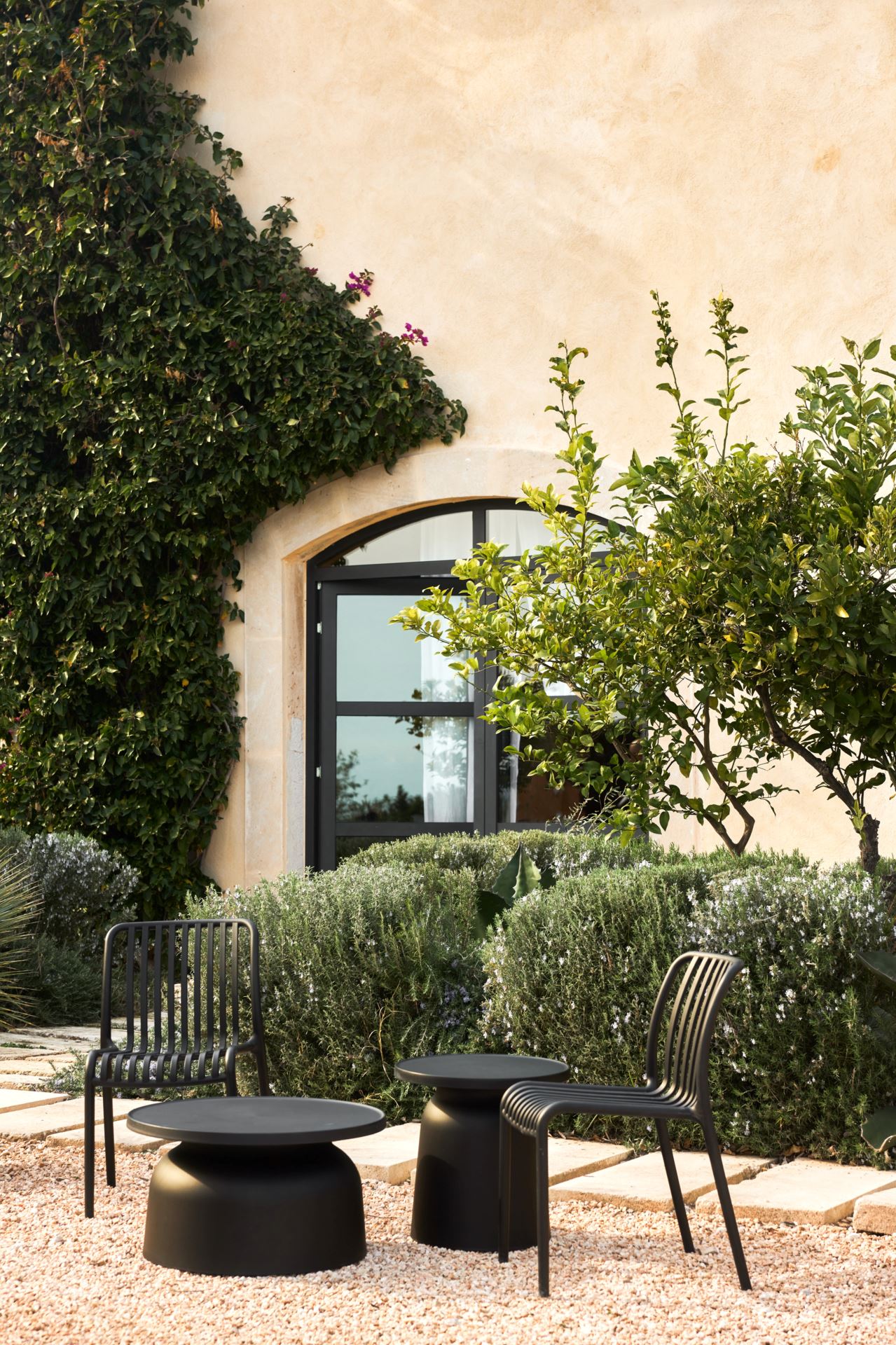 Puutarhapöytä musta - 2