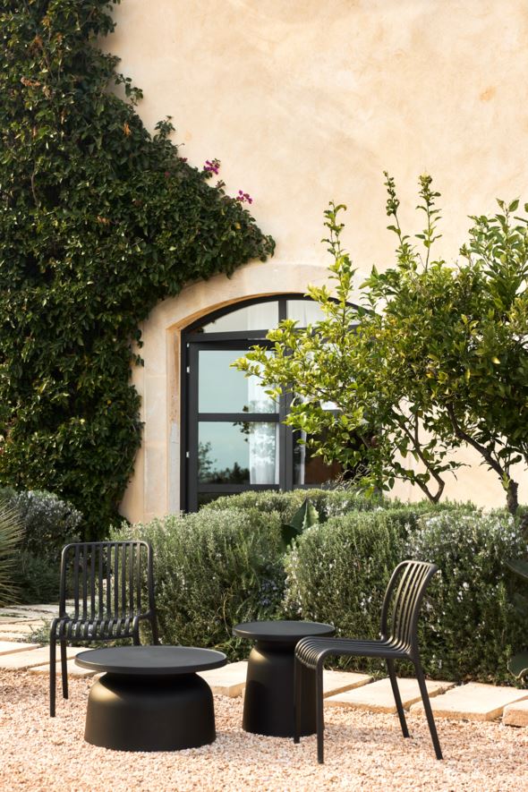 Puutarhapöytä musta - 2