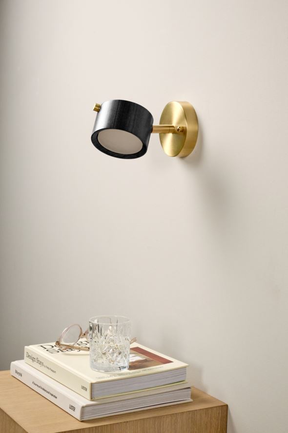 Seinälamppu musta - 2