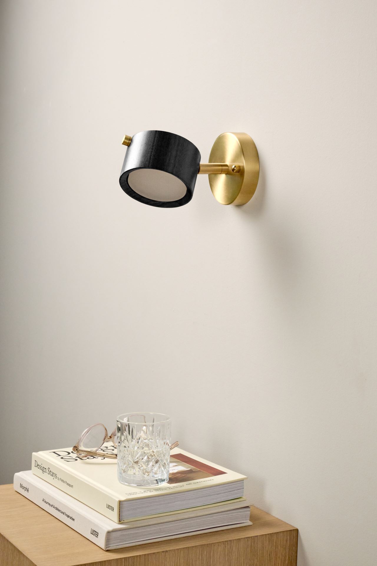 Seinälamppu musta - 2