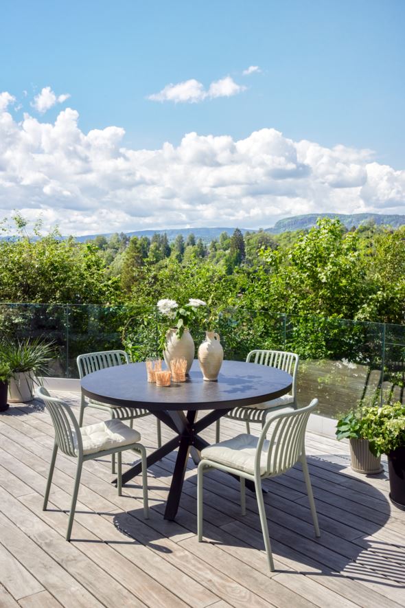 Puutarhapöytä musta - 2