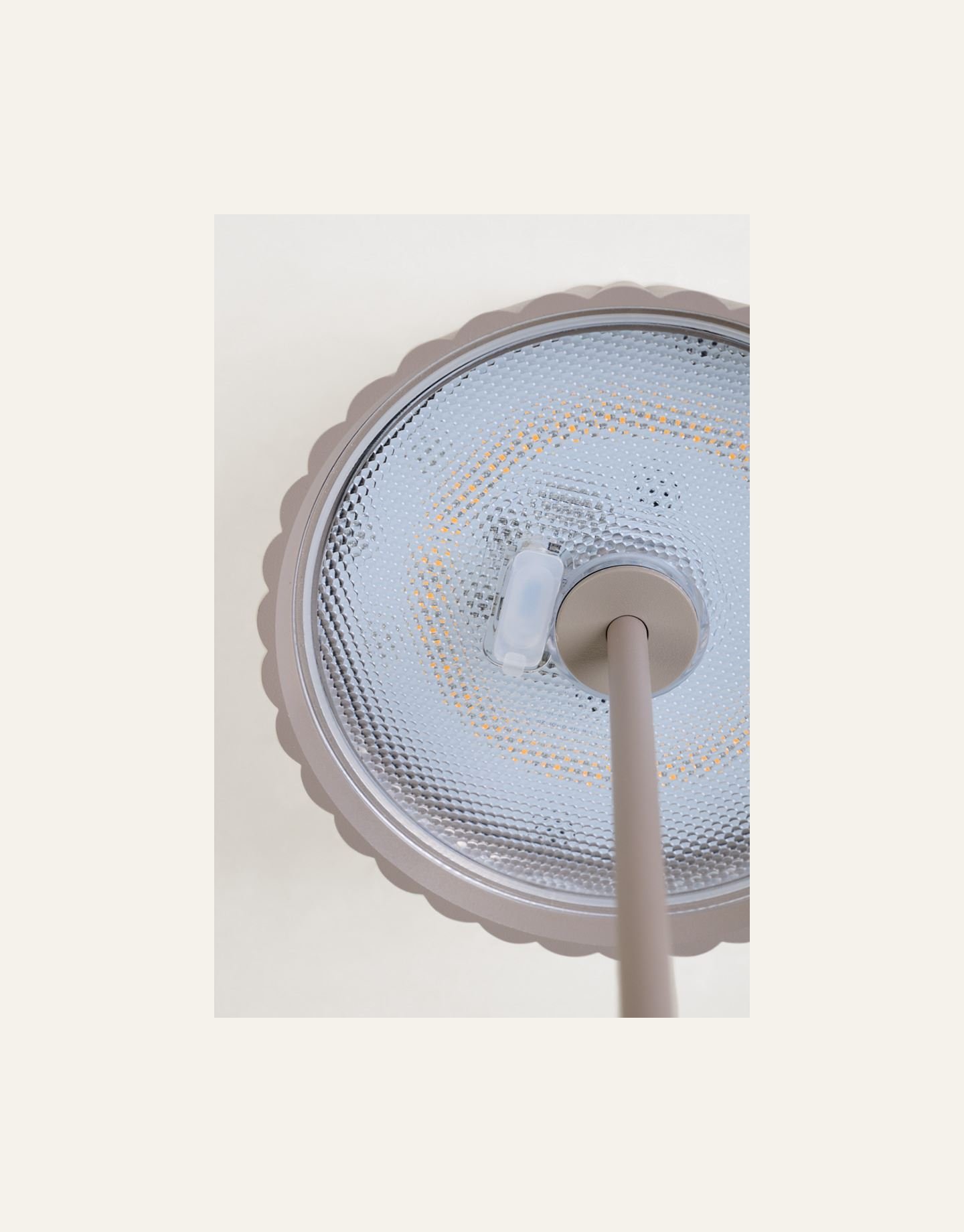 Ladattava pöytävalaisin harmaanruskea - 2